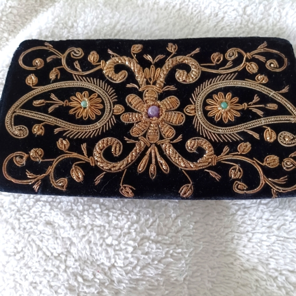 Evening handbag in black velvet with golden thread accent and beads.